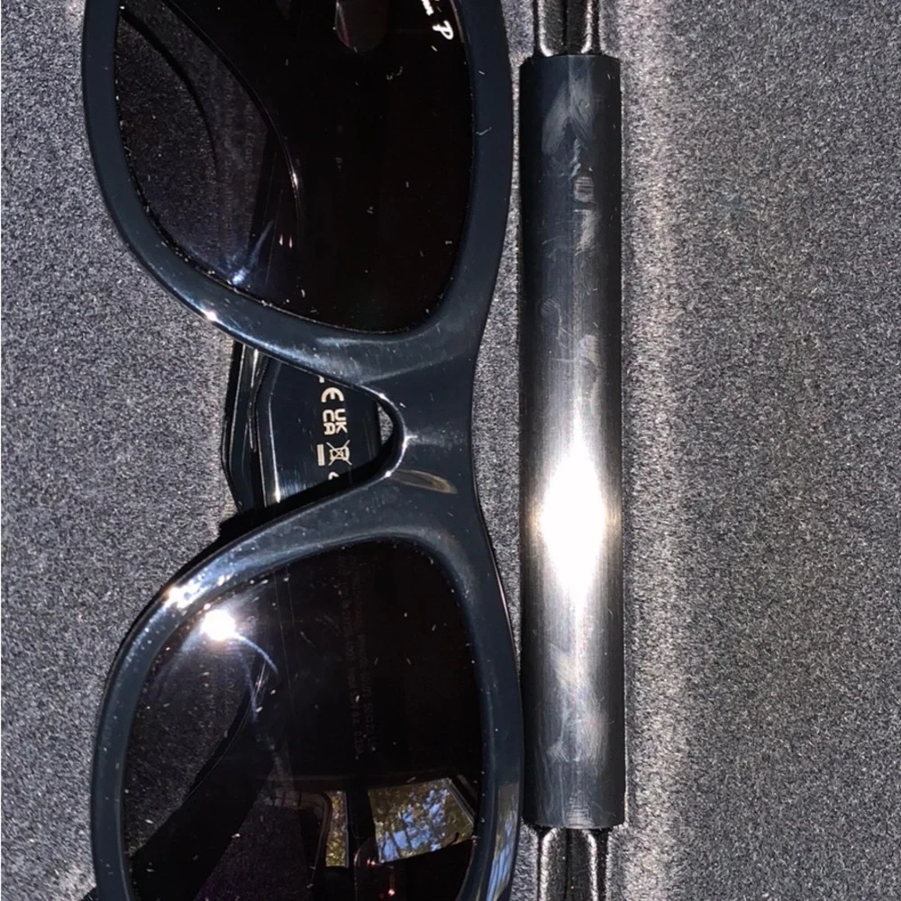 Rayban stories used twice comes with box cloth case and charger.